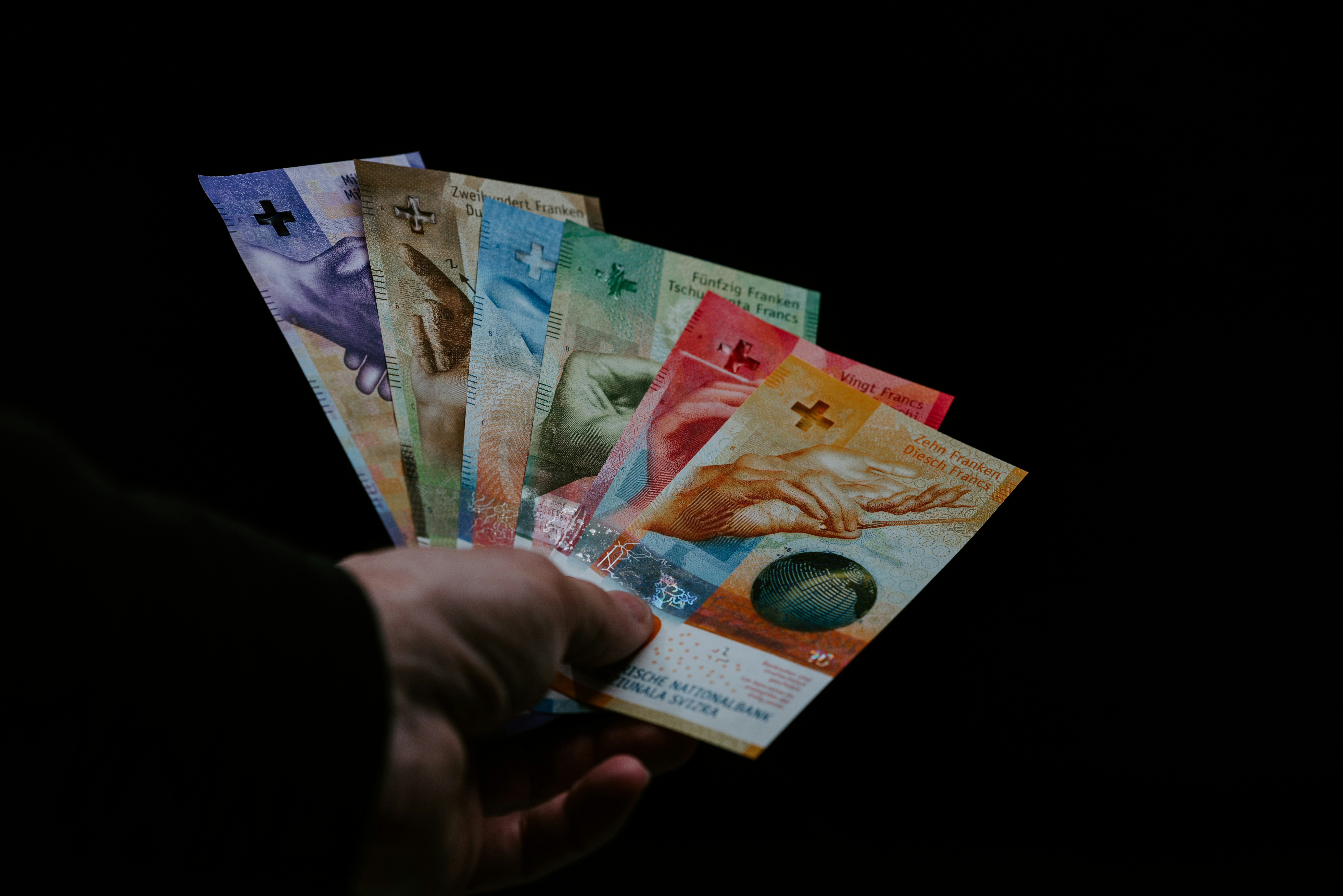 Jaka waluta w Szwajcarii jest obowiązująca? Co wpływa na aktualny kurs franka szwajcarskiego w kantorach?